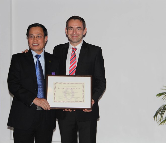 ชาวเวียดนาม 2 คนได้รับเหรียญอิสริยาภรณ์ปาล์มอคาเดมิคของฝรั่งเศส